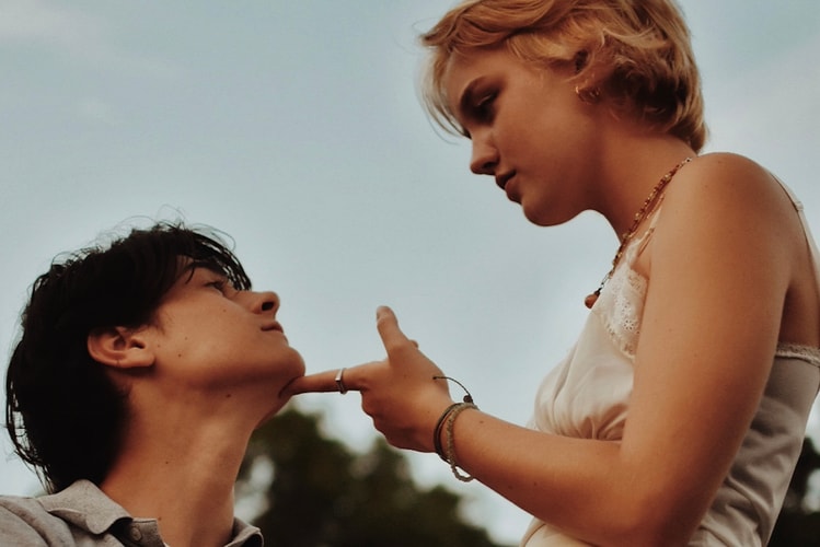 Hinge Dating App Prompt Divides Twitter -- But Who's To Blame?