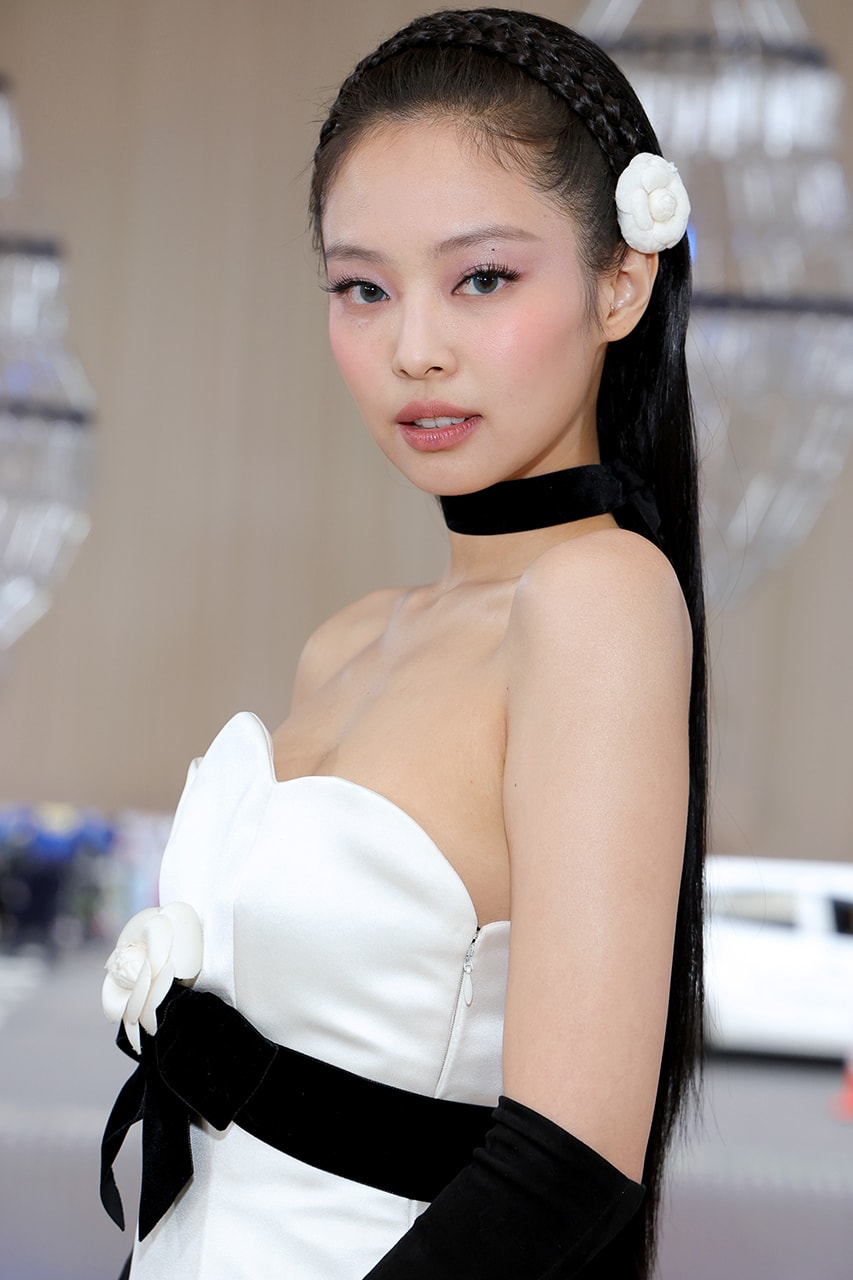 blackpink jennie chanel met gala red carpet outfit bag gown
