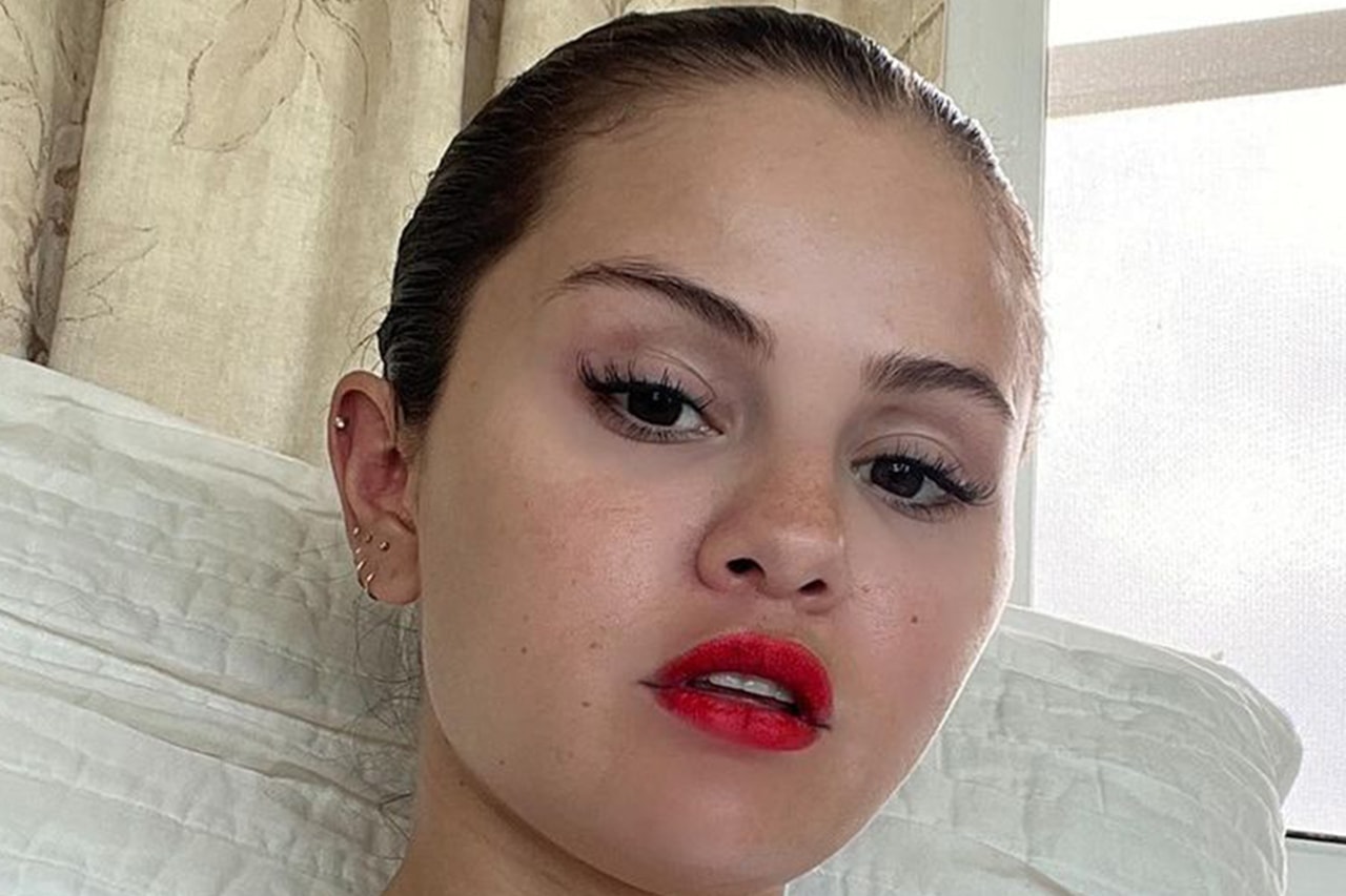 Selena Gomez Tweezers Mascara Makeup Routine TikTok