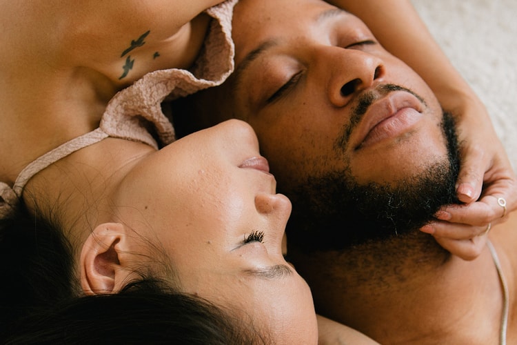 TikTok's Viral "Beige Flag" Dating Trend, Explained