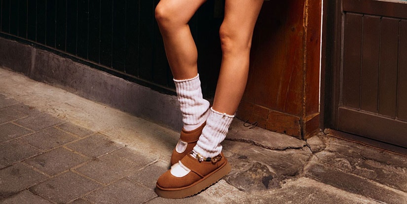 Ugg menjatuhkan sepatu Mary Jane yang pertama Ugg menjatuhkan sepatu Mary Jane yang pertama