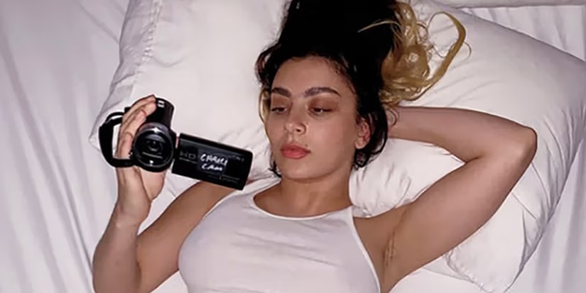 Charli XCX merilis video musik “pesta 4 u”