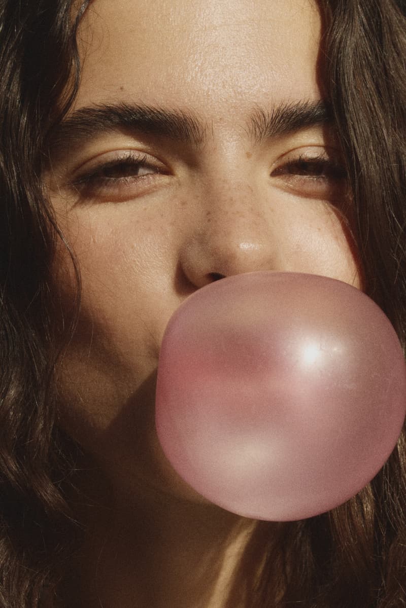 barcelona, laagam, sneakers, mesh, woman, pink balloons, brown shoes, laces, bananas