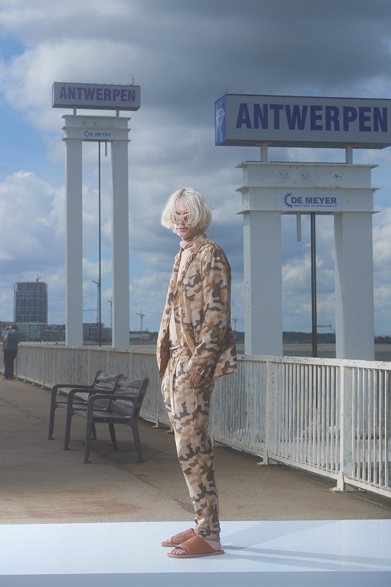 dries-van-noten-debut-koleksi-menswear-spring-summer-2022