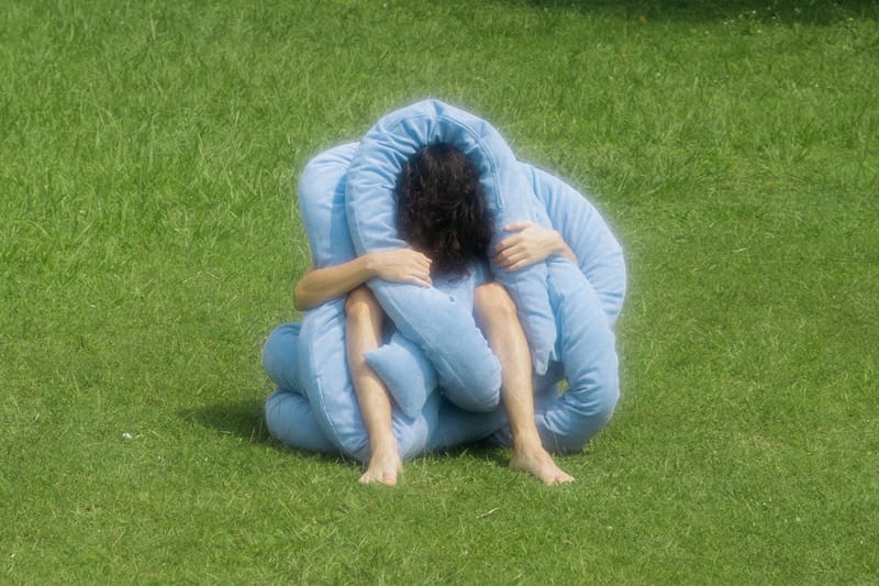 Sofa One Seater “The Monty Settée” yang Fluid dari Abu And Bulat