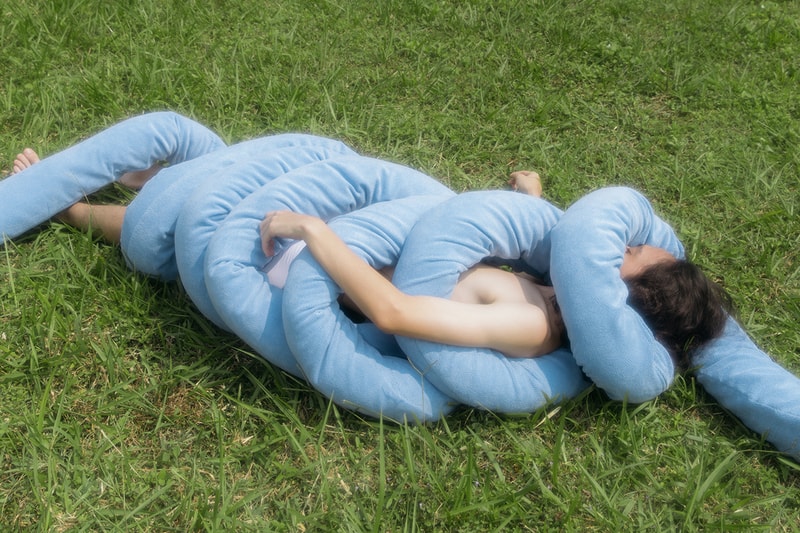 Sofa One Seater “The Monty Settée” yang Fluid dari Abu And Bulat