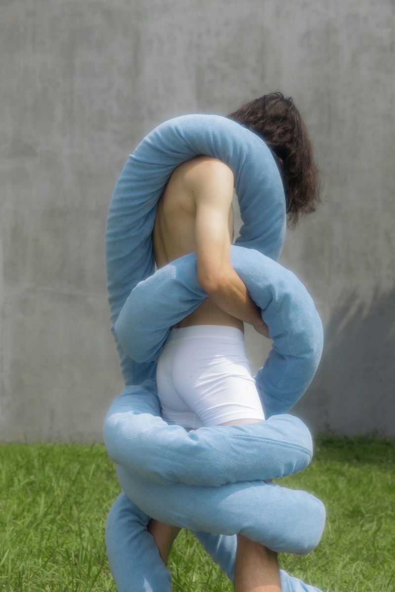 Sofa One Seater “The Monty Settée” yang Fluid dari Abu And Bulat