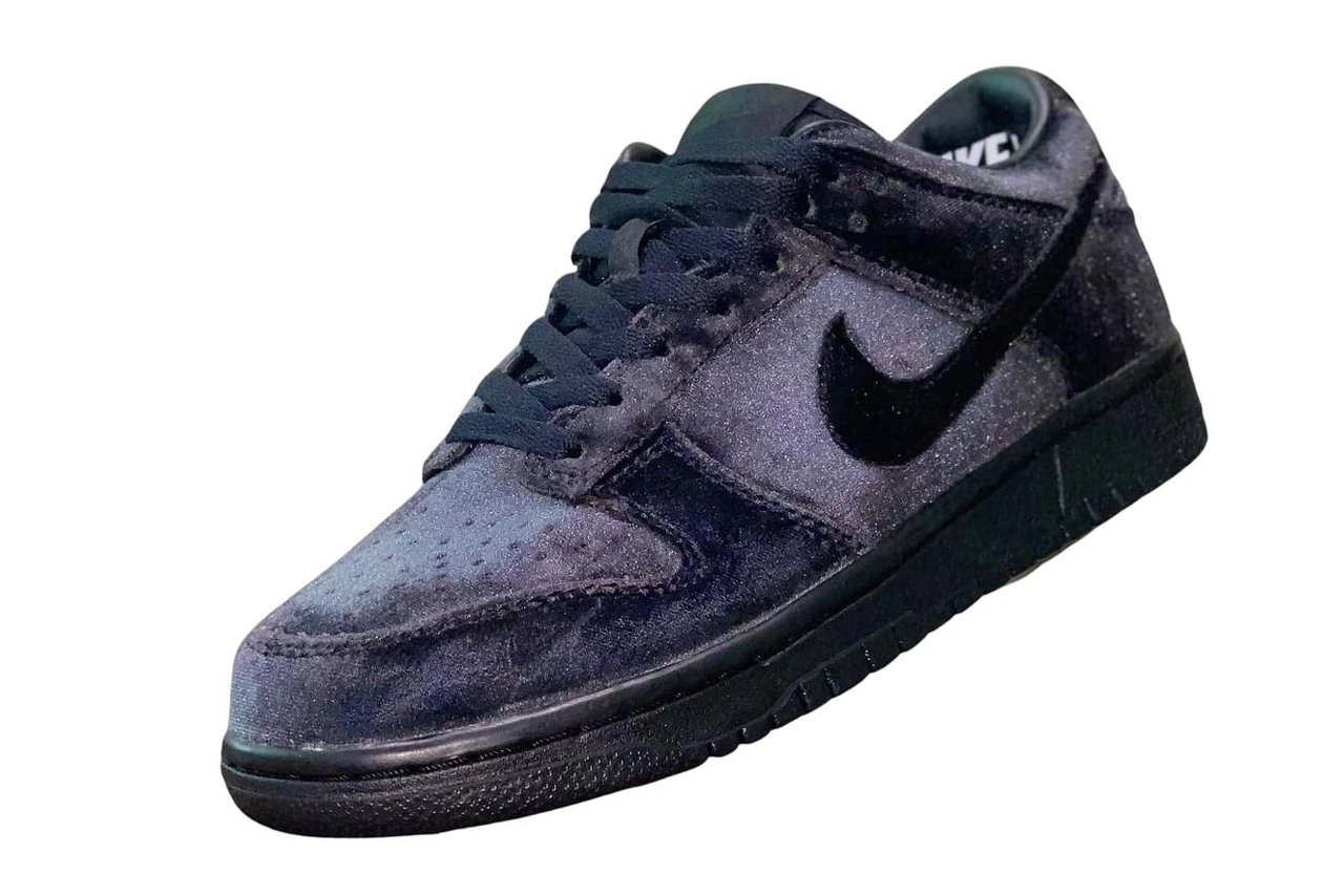 beredar-bocoran-foto-dunk-low-berlapis-velvet-hitam-dover-street-market-dan-nike