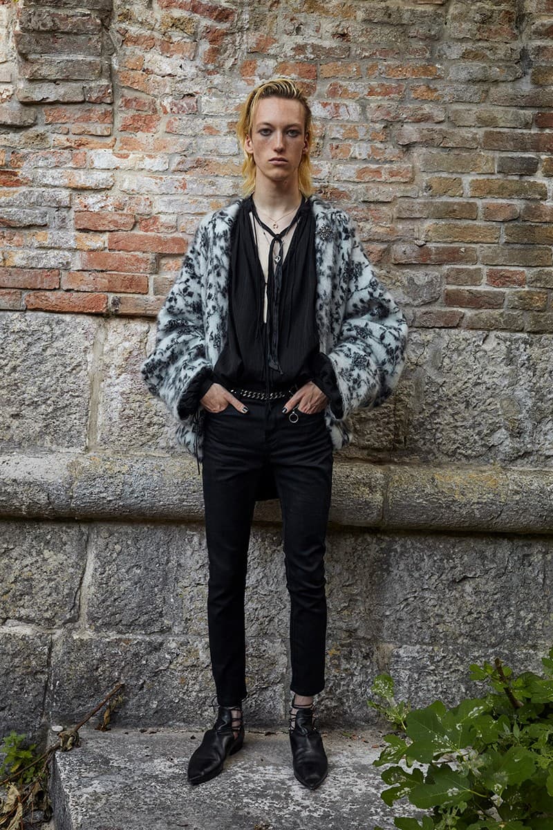 model-asal-indonesia-raihan-debut-di-panggung-runway-saint-laurent-mens-ss22