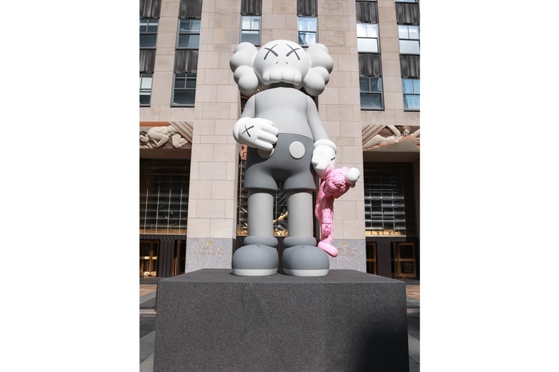 KAWS Buat Instalasi Karakter “COMPANION” di Depan Rockefeller Center