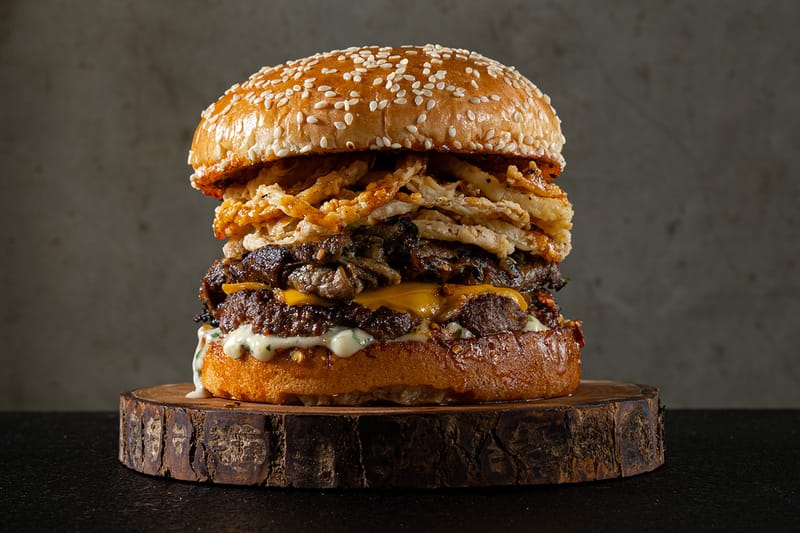 Lawless Burgerbar Rayakan 10 Tahun Lawless dengan Burger Raksasa "Swing of the X"