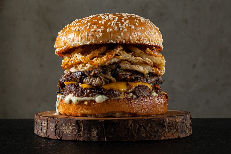 Lawless Burgerbar Rayakan 10 Tahun Lawless dengan Burger Raksasa "Swing of the X"
