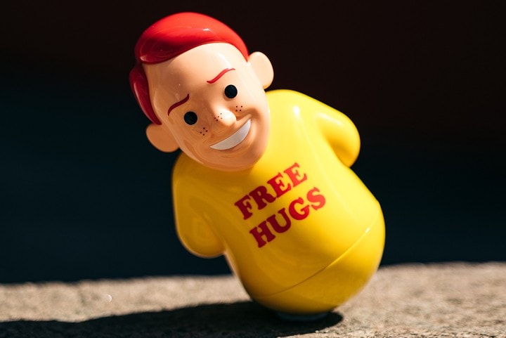 Joan Cornellà dan AllRightsReserved Ngeluarin Mainan Roly-Poly Bernama “Free Hugs”
