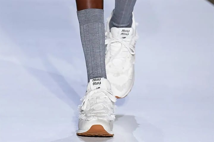 Miu Miu Tampilkan Kolaborasi New Balance 574 di Runway Spring/Summer 2022