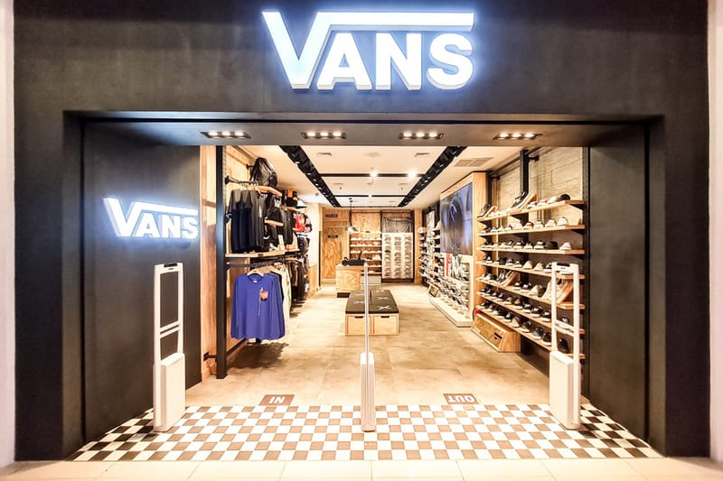 vans la plaza mall