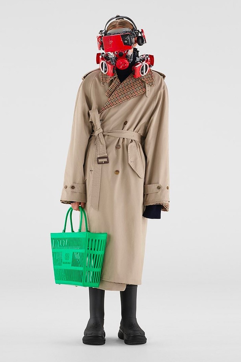 Balenciaga Gabungkan Fashion dan Robotika pada Campaign Spring 2022 Terbaru