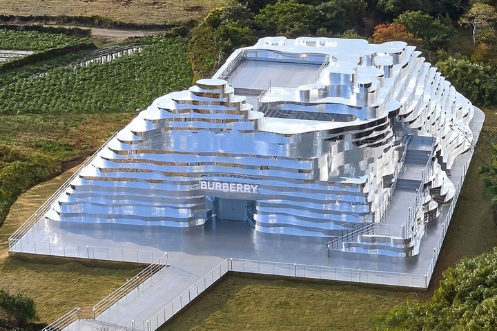 Burberry Bikin Reflective Pop-Up Store di Pulau Jeju