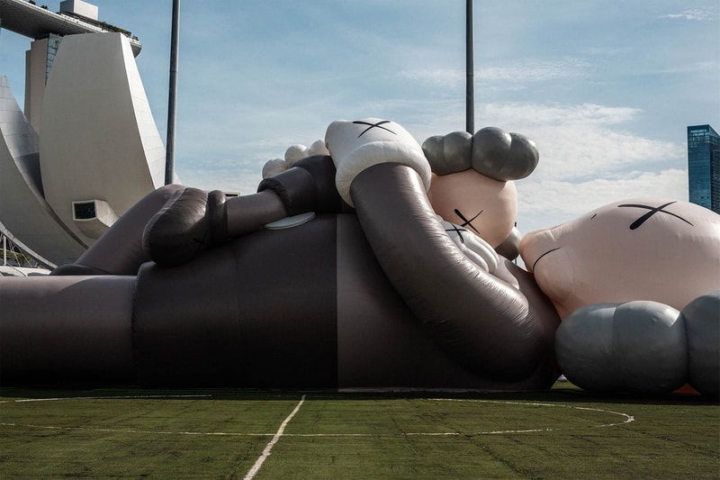 'KAWS:HOLIDAY' Singapore Diadakan di Floating Stage Terbesar Dunia