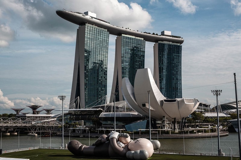 'KAWS:HOLIDAY' Singapore Diadakan di Floating Stage Terbesar Dunia