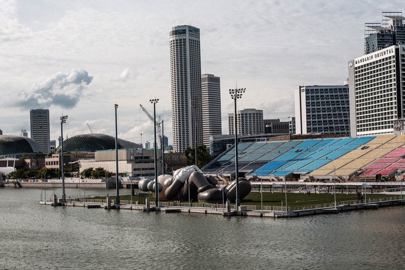 'KAWS:HOLIDAY' Singapore Diadakan di Floating Stage Terbesar Dunia