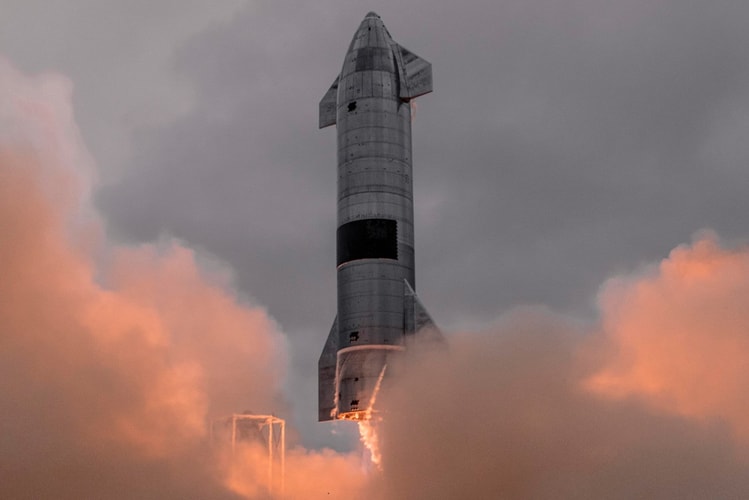 Elon Musk Menunjukkan Armada Terbaru SpaceX untuk Pergi ke Mars