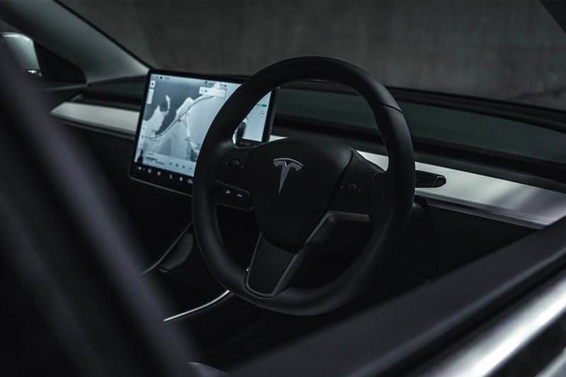 Fitur Autopilot Mobil Tesla "Membantu" Seorang Wanita Melahirkan