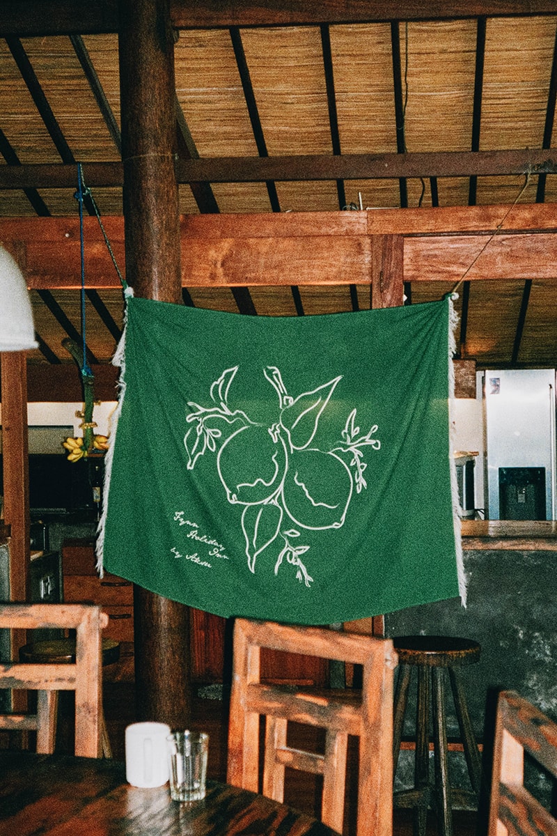 FYNN HOLIDAY INN Gandeng Cool Caps dan AKSU Merilis Koleksi Beach Essentials