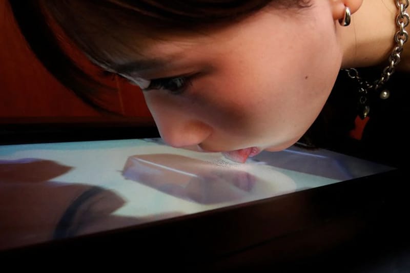 Profesor di Jepang Ciptakan Layar TV yang Bisa Dicicipin