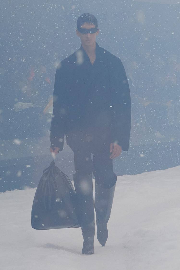 BALENCIAGA Menggelar Runway Fall/Winter 2022 di Ruangan 360°