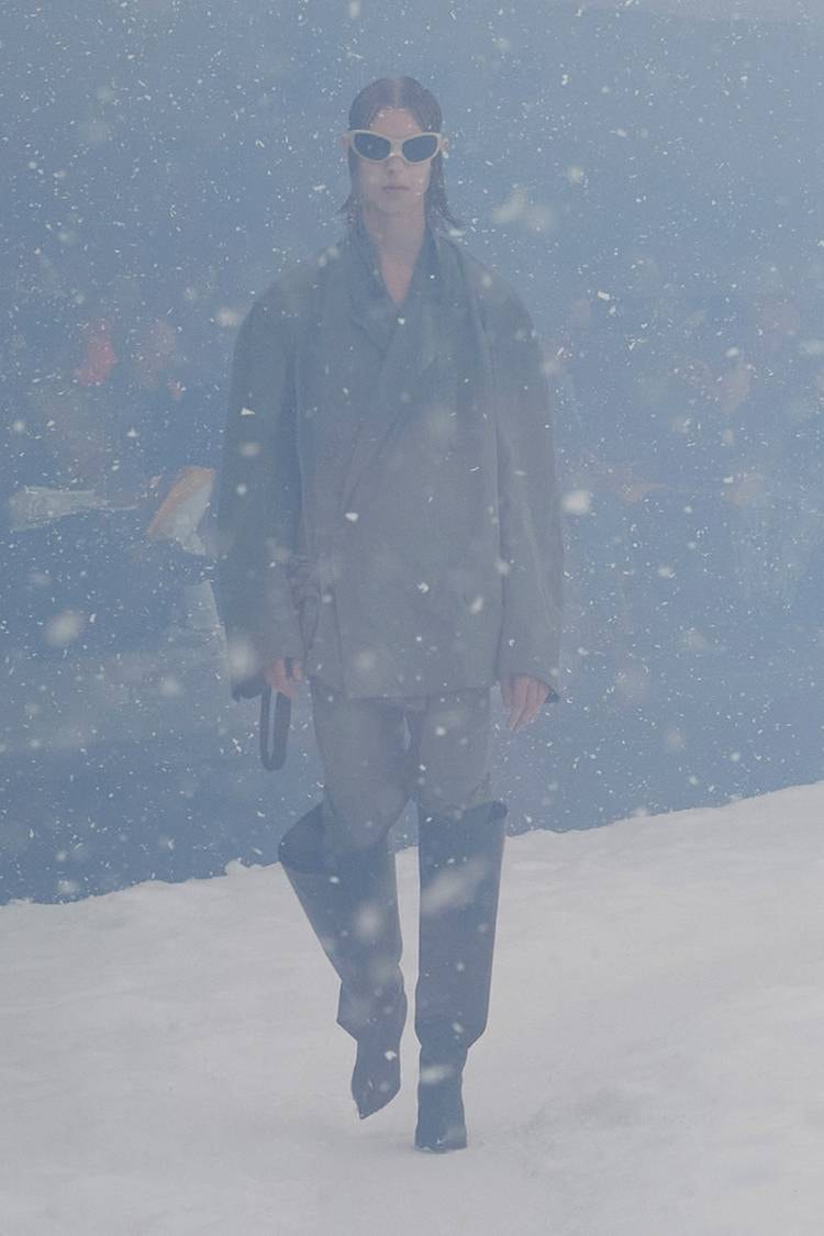 BALENCIAGA Menggelar Runway Fall/Winter 2022 di Ruangan 360°