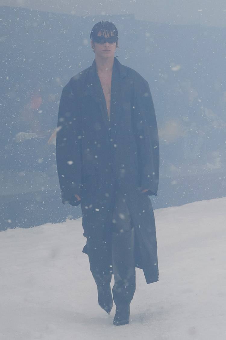 BALENCIAGA Menggelar Runway Fall/Winter 2022 di Ruangan 360°