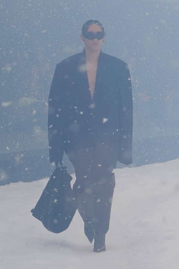 BALENCIAGA Menggelar Runway Fall/Winter 2022 di Ruangan 360°