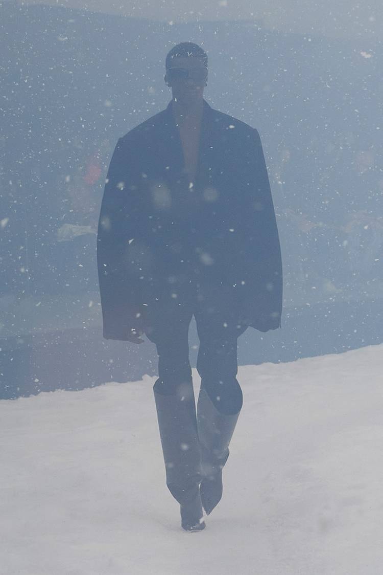 BALENCIAGA Menggelar Runway Fall/Winter 2022 di Ruangan 360°