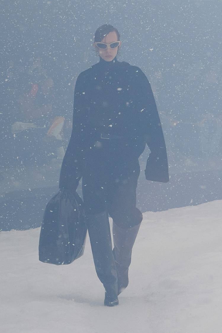BALENCIAGA Menggelar Runway Fall/Winter 2022 di Ruangan 360°