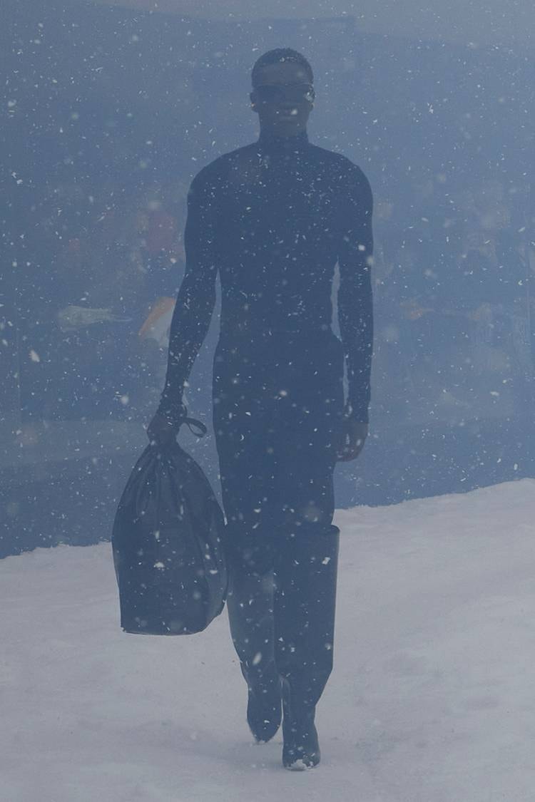 BALENCIAGA Menggelar Runway Fall/Winter 2022 di Ruangan 360°