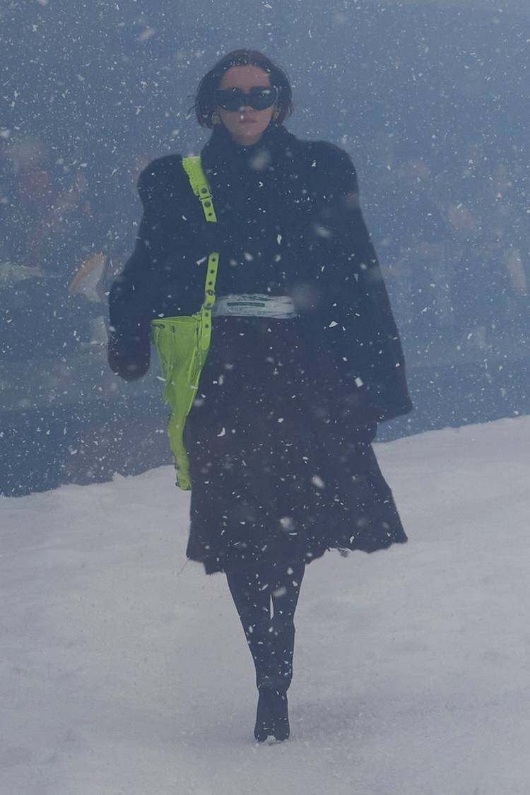 BALENCIAGA Menggelar Runway Fall/Winter 2022 di Ruangan 360°