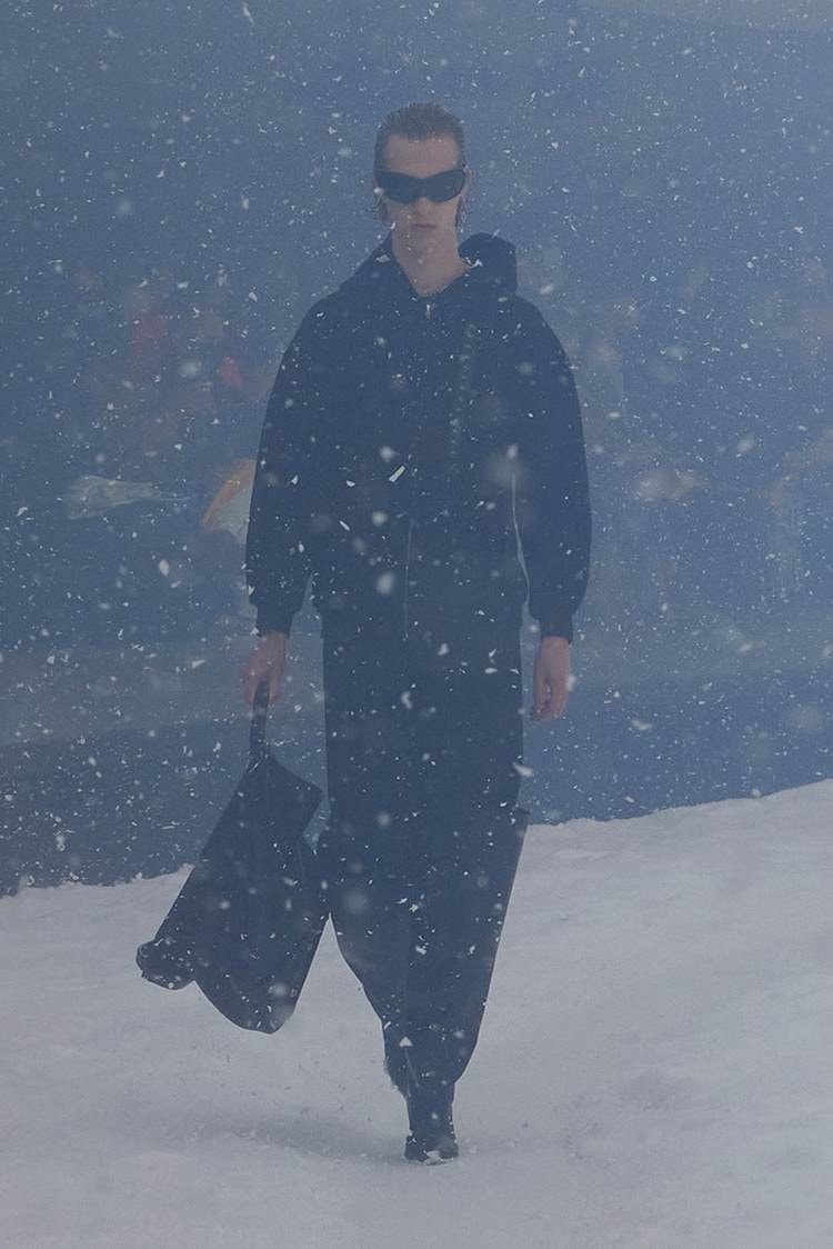 BALENCIAGA Menggelar Runway Fall/Winter 2022 di Ruangan 360°