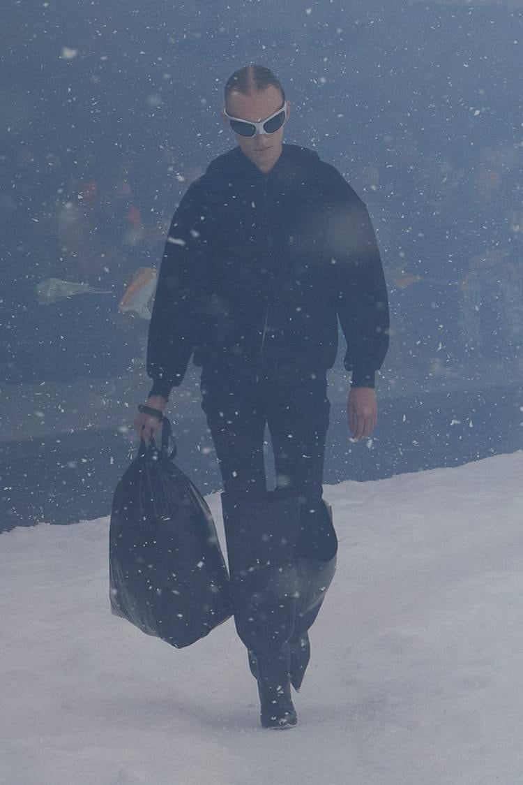 BALENCIAGA Menggelar Runway Fall/Winter 2022 di Ruangan 360°