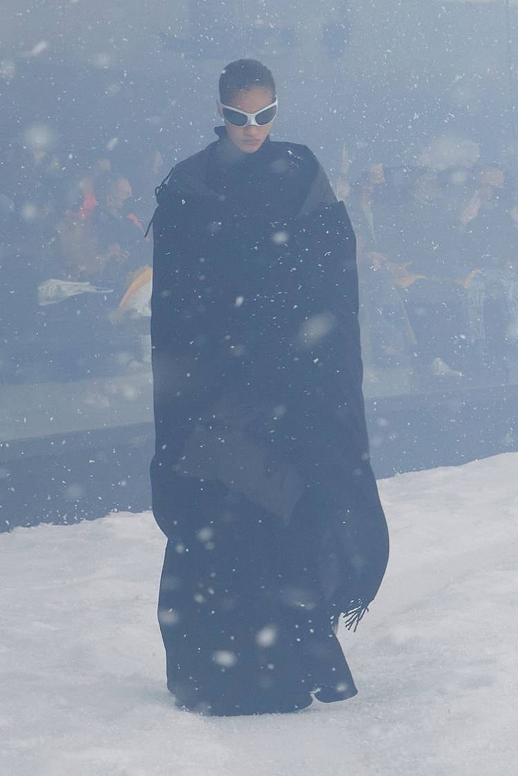 BALENCIAGA Menggelar Runway Fall/Winter 2022 di Ruangan 360°
