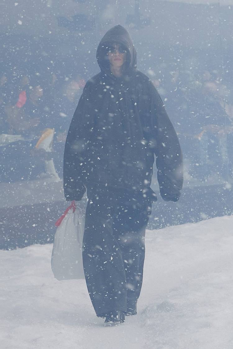 BALENCIAGA Menggelar Runway Fall/Winter 2022 di Ruangan 360°