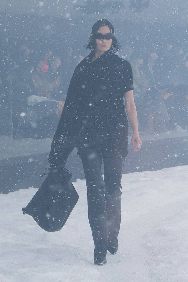 BALENCIAGA Menggelar Runway Fall/Winter 2022 di Ruangan 360°