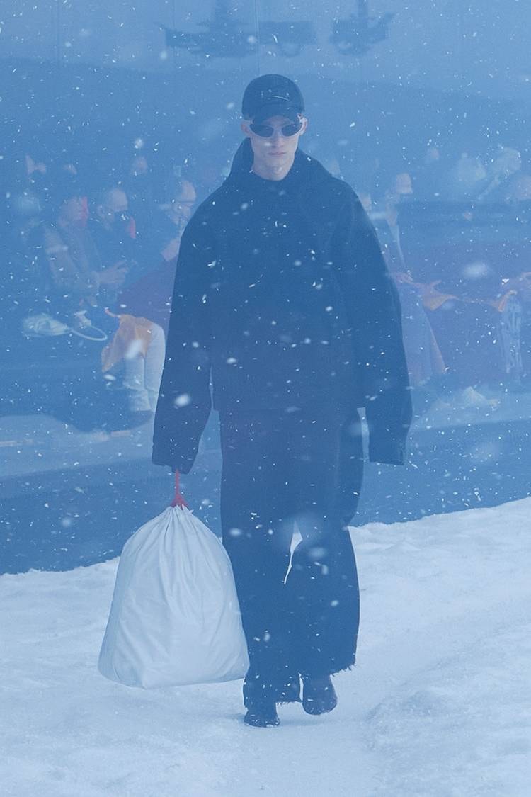 BALENCIAGA Menggelar Runway Fall/Winter 2022 di Ruangan 360°