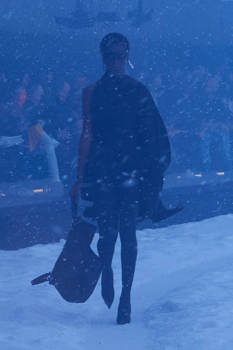 BALENCIAGA Menggelar Runway Fall/Winter 2022 di Ruangan 360°