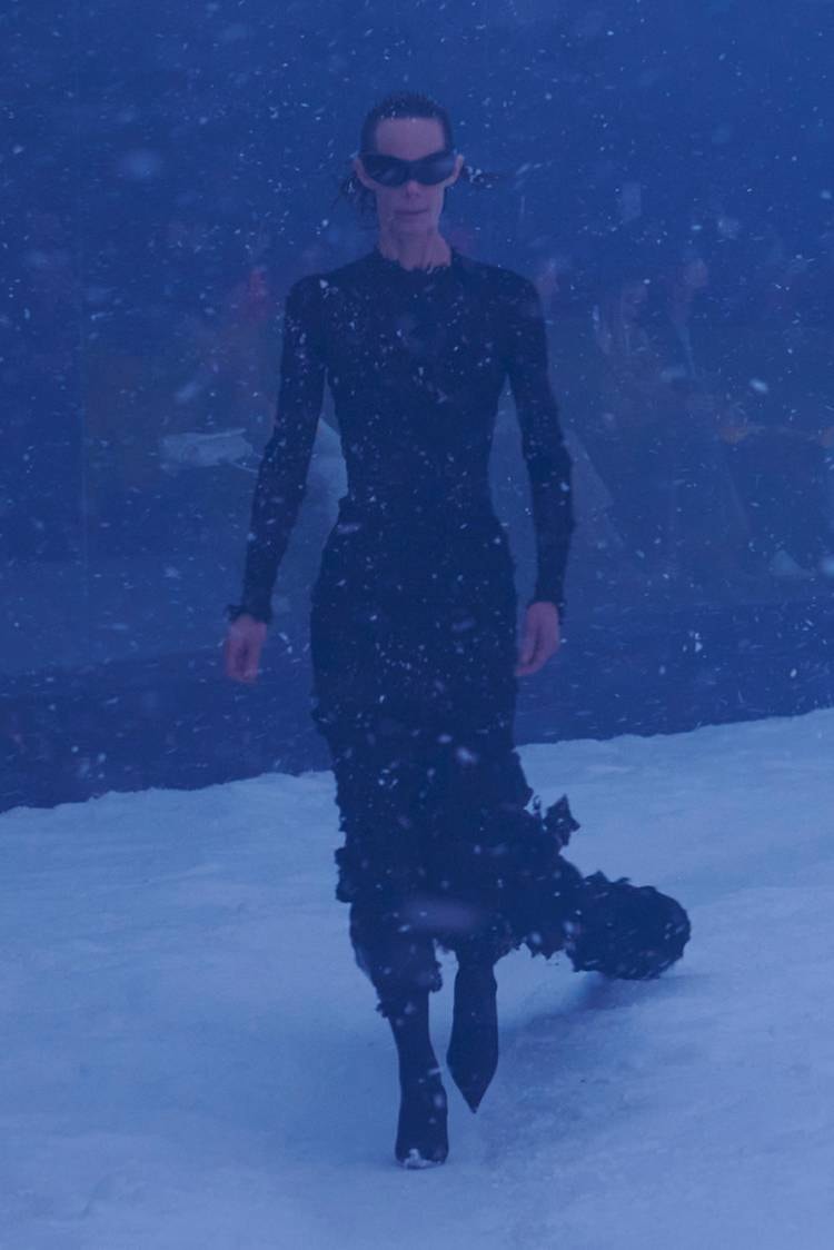 BALENCIAGA Menggelar Runway Fall/Winter 2022 di Ruangan 360°