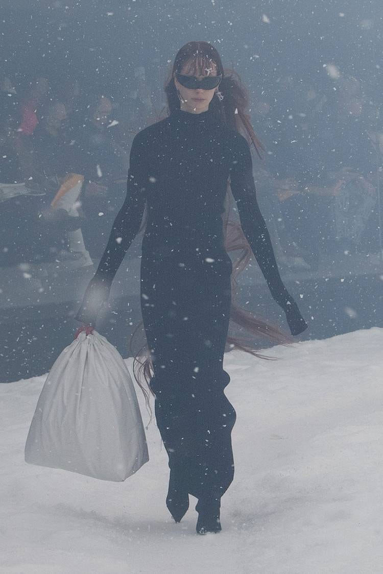 BALENCIAGA Menggelar Runway Fall/Winter 2022 di Ruangan 360°