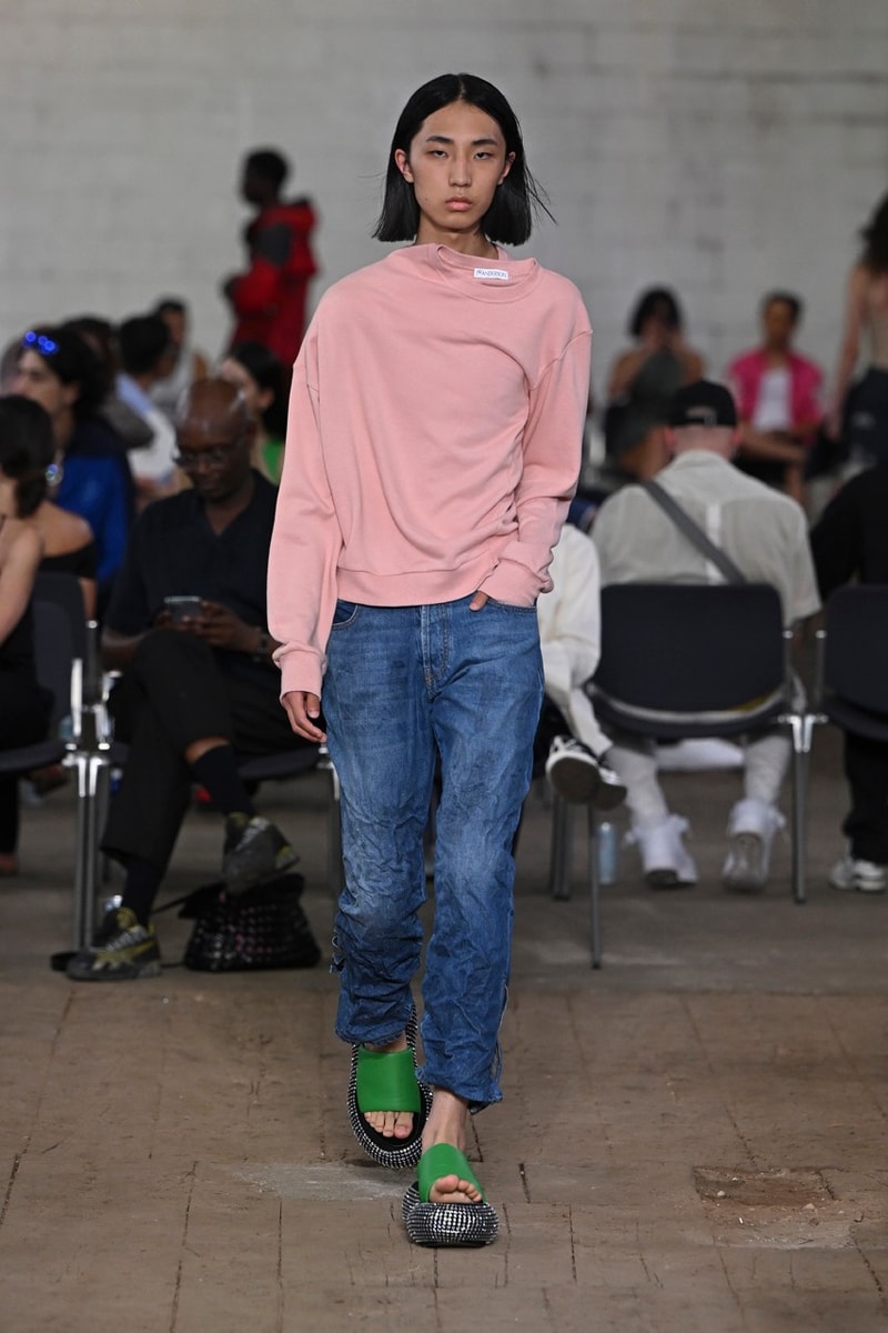 JW Anderson Bikin Bold Statement soal Fashion lewat Koleksi SS23