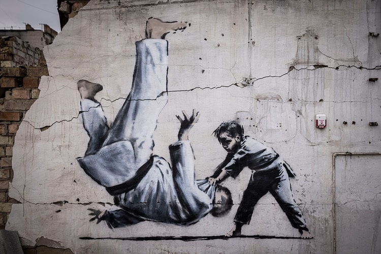 Karya Graffiti Banksy Muncul di Kota Borodyanka, Ukraina