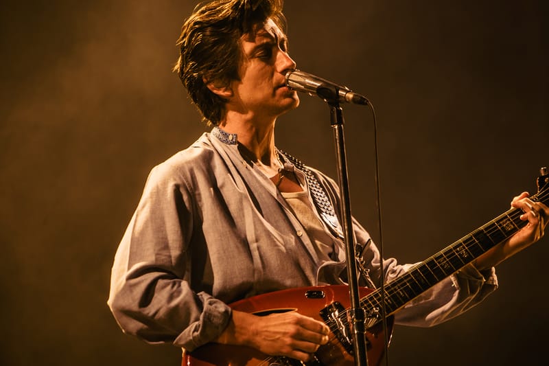 Arctic Monkeys Rilis Music Video 'Sculptures Of Anything Goes'