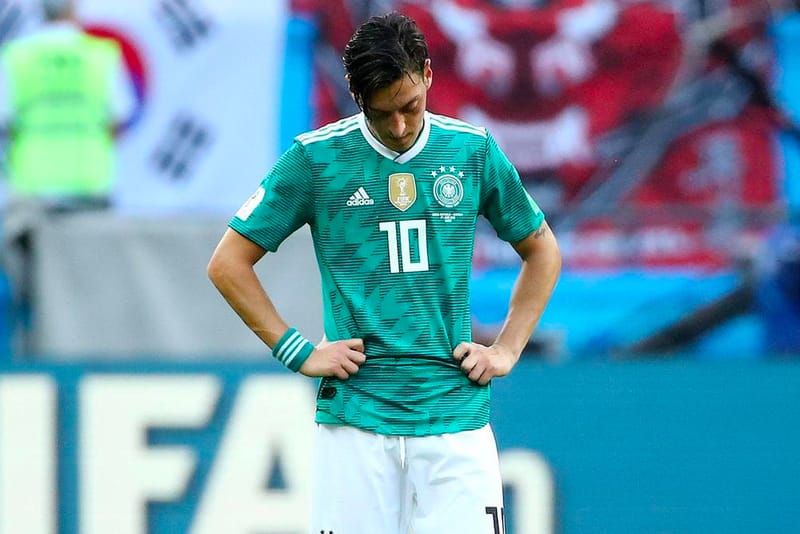 Mesut Özil Resmi Pensiun dari Dunia Sepakbola