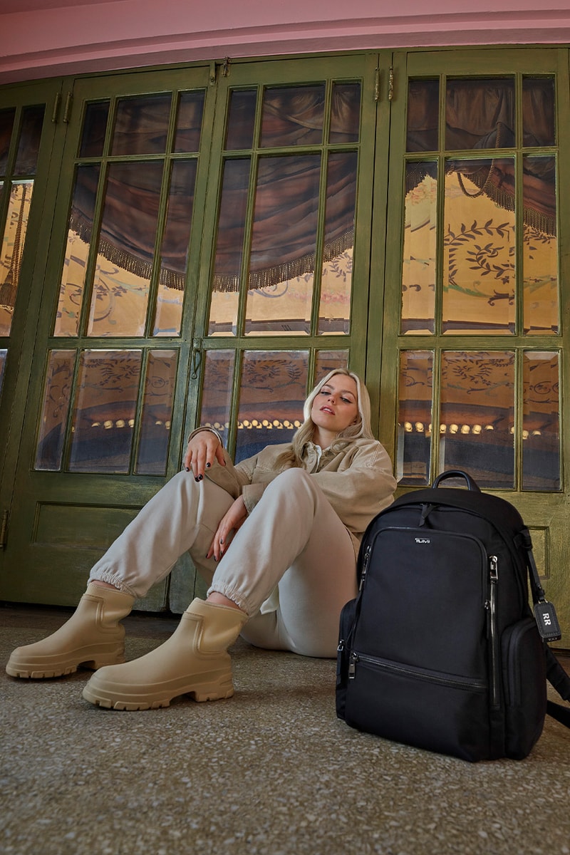 TUMI “Unpack Tomorrow” Untuk Voyageur Collection Hadirkan Reneé Rapp 